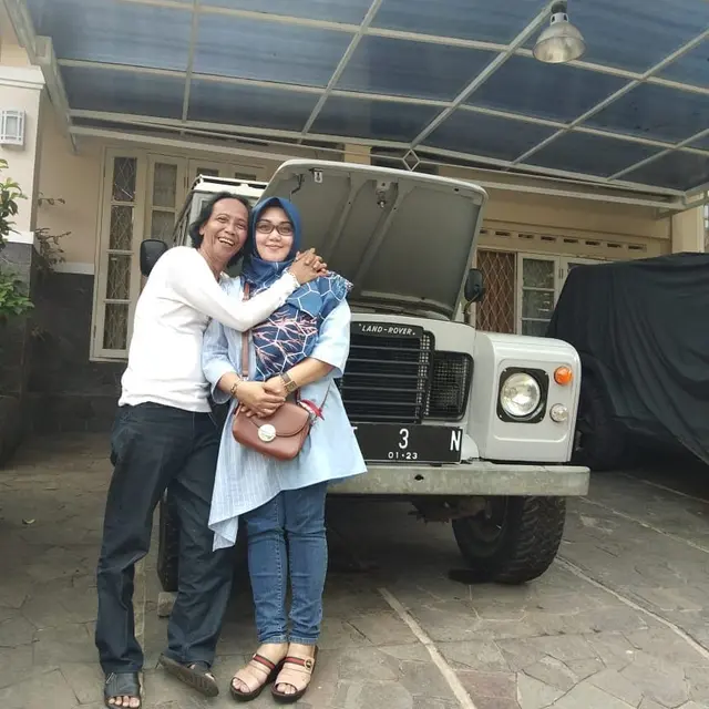 Potret mesra Mandra dan istri