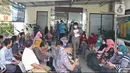 Sejumlah guru menunggu untuk vaksin COVID-19 di Puskesmas Jatiasih, Bekasi, Jawa Barat, Jumat (9/4/2021). Kementerian Pendidikan dan Kebudayaan menargetkan sebanyak 5,5 juta guru dan tenaga pendidik mengikuti vaksinasi COVID-19 sampai akhir Juni 2021. (Liputan6.com/Herman Zakharia)