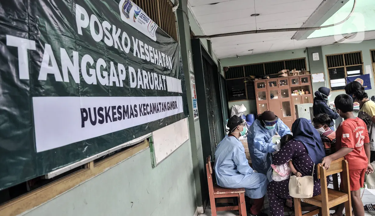 Korban kebakaran saat antre memeriksa kesehatan di posko darurat, Cideng, Jakarta, Minggu (8/11/2020). Kebakaran tersebut diperkirakan menyebabkan kerugian materil hingga ratusan juta rupiah. (merdeka.com/Iqbal Septian Nugroho)