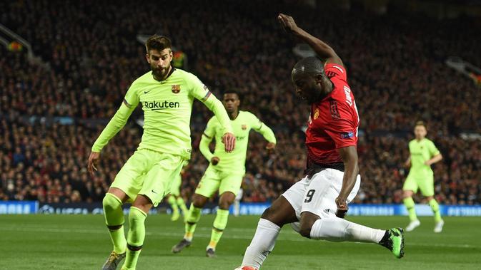 Romelu Lukaku melepaskan tendangan pada leg 1, babak perempat final Liga Champions yang berlangsung di Stadion Old Trafford, Manchester. Kamis (11/4). Barcelona menang 1-0 atas Man United. (AFP/Oli Scarff)