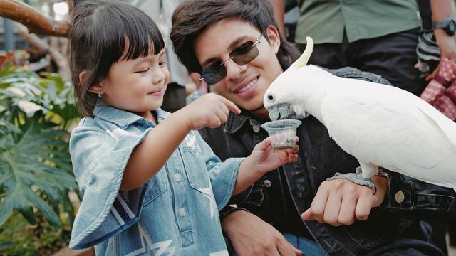 7 Potret Atta Halilintar Ajak Keluarga Liburan, Ameena Berani Naik Kuda Poni