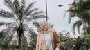 <p>Blazer nude sangat ciamik dipasangkan dengan jeans, lho. (instagram/ollaramlan)</p>