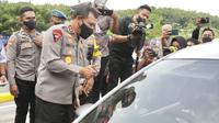 Kapolda Jateng, Irjen Pol Achmad Luthfi memantau pengelolaan lalu lintas di gerbang tol Kalikangkung Kendal. Foto: liputan6.com/Felek Wahyudi&nbsp;
