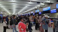 Pergerakan penumpang di Bandara Internasional Soekarno Hatta pada H-5 Lebaran Idul Fitri. (Liputan6.com/Pramita Tristiawati)