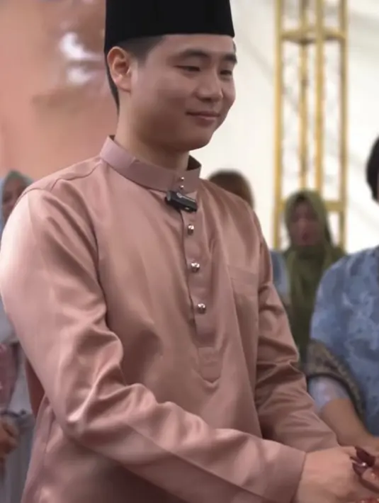 Diketahui pria tersebut bernama Song Hyeok, dan sang pengantin perempuan bernama Arma Yulisa. Video yang viral tersebut pun dimulai ketika sang pria mengenakan baju pink khas pria Aceh lengkap dengan peci saat akad nikah. [Instagram/@kimgunwoooooo]