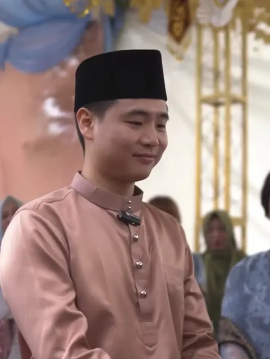 Diketahui pria tersebut bernama Song Hyeok, dan sang pengantin perempuan bernama Arma Yulisa. Video yang viral tersebut pun dimulai ketika sang pria mengenakan baju pink khas pria Aceh lengkap dengan peci saat akad nikah. [Instagram/@kimgunwoooooo]