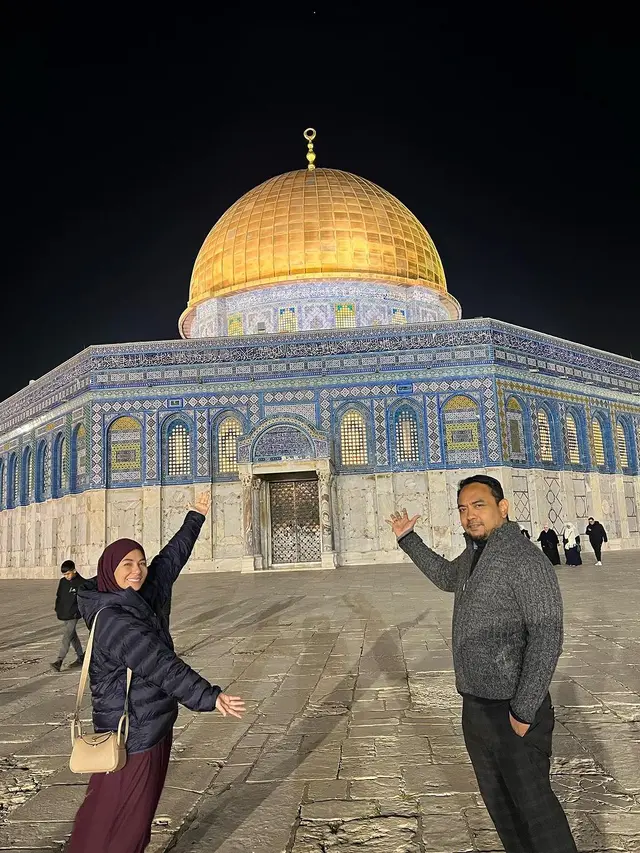 Meisya Siregar dan Bebi Romeo di Masjid Al Aqsa. [Foto: Instagram/meisya_siregar]