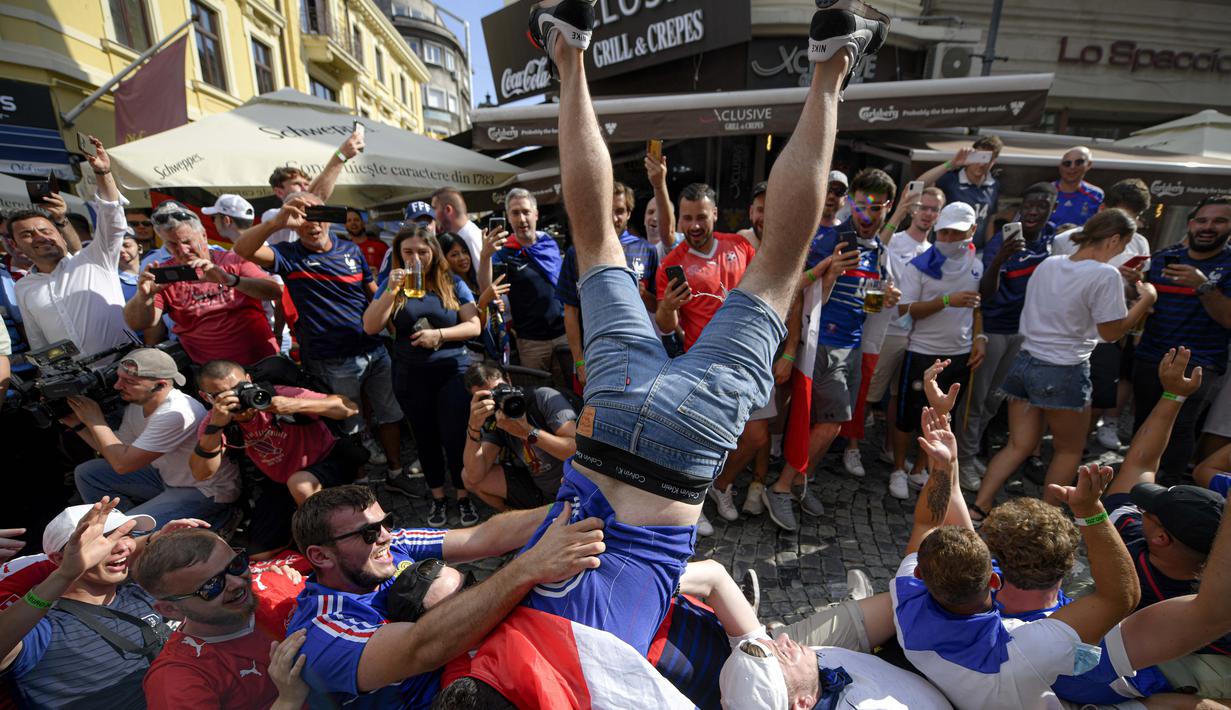 Selebrasi suporter Timnas Prancis jelang pertandingan babak 16 besar Piala Eropa 2020 antara Prancis dan Swiss di distrik kota tua Bucharest, Rumania, Senin (28/6/2021). (Foto: AP/Andreea Alexandru)