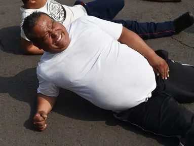 Petugas kepolisian Meksiko melakukan latihan di unit kepolisian di Mexico City (11/12/2019). 1.000 petugas kepolisian Mexico City telah bergabung dengan sebuah program untuk menurunkan berat badan. (AFP Photo/Rodrigo Arangua)