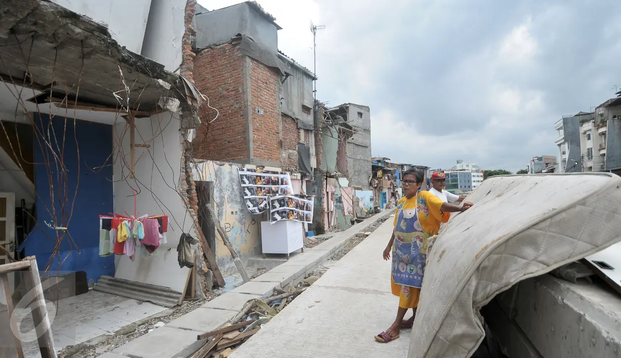 Warga saat berada di dekat bantaran Kali Krukut, Taman Sari Jakarta Barat, Kamis (3/11). Sebelumnya, sebanyak 44 bangunan di bantaran Kali Krukut dibongkar terkait program penataan oleh Pemprov DKI pada 2 Juni lalu. (Liputan6.com/Yoppy Renato)