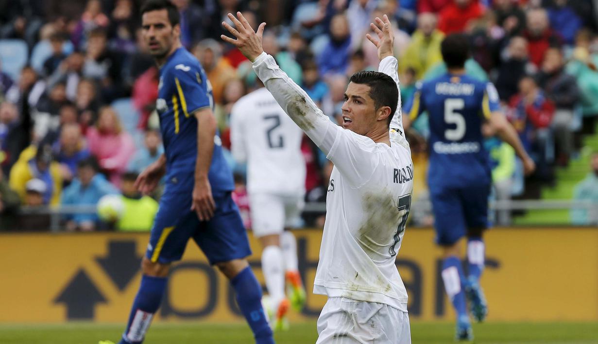 Pemain Real Madrid, Cristiano Ronaldo saat memprotes wasit saat terjatuh melawan Getafe apada lanjutan La Liga Spanyol di Stadion Colisseum Alfonso Perez, Getafe, Sabtu (16/4/2016) malam WIB. ( REUTERS/Sergio Perez)