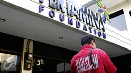 Polisi berjaga di depan salah satu ruangan Pertamina Foundation yang sedang digeledah penyidik, Jakarta, Senin (1/9/2015). Pertamina Foundation digeledah terkait dugaan penyalahgunaan anggaran program tahun 2013 hingga 2014. (Liputan6.com/Yoppy Renato)