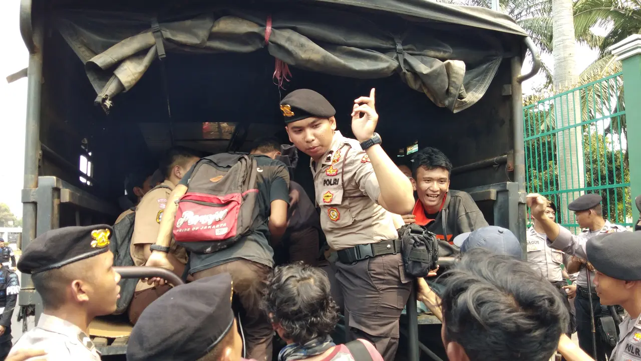 Pelajar STM yang berdemonstrasi di depan DPR digelandang ke Polda Metro Jaya. (Liputan6.com/Ady Anugrahadi)