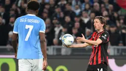 Berhadapan dengan Lazio, Rossoneri tumbang dengan skor tipis 1-0. Tampak dalam foto, ekspresi gelandang AC Milan asal Kroasia, Luka Modric (kanan) selama pertandingan pekan ke-29 Serie A Italia 2025/2026 melawan Lazio di Olimpico Stadium, Roma, Minggu 15 Maret 2026 waktu setempat atau Senin (16/3/2026) dini hari WIB. (Alberto PIZZOLI/AFP)