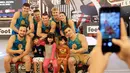 Pengunjung foto bersama Freestyler basket asal Hungaria pada acara Indonesia Slamdunk Festival di Grand Atrium Kota Kasablanka, Jumat (30/6/2023). (Bola.com/M Iqbal Ichsan)