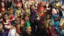 Anak-anak berkostum adat mengikuti festival budaya Helaran 2018, Bogor, Jawa Barat, Minggu (12/8). Helaran merupakan acara puncak HUT ke-536 Bogor. (Merdeka.com/Arie Basuki)
