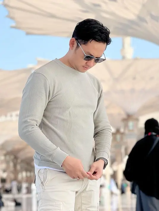 <p>Tidak mau berlama-lama, setelah memutuskan pacaran, kemudian lanjut melamarnya. Setelah keduanya memiliki kesamaan visi misi akhirnya memutuskan serius. [Instagram/anggawijaya88]</p>