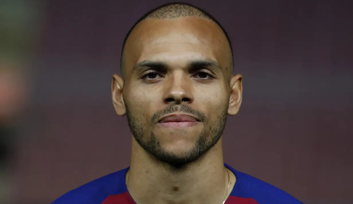 Penyerang baru Barcelona, Martin Braithwaite berpose selama presentasi dirinya di stadion Camp Nou, Barcelona, Spanyol (20/2/2020). Barcelona resmi memperkenalkan pemain anyar mereka, Martin Braithwaite yang diboyong Leganes. (AP Photo/Emilio Morenatti)