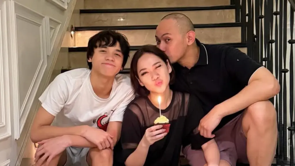 Bunga Citra Lestari merayakan ulang tahun ke-43 tepat di hari Lebaran ke-2. Perayaan pun digelar sederhana. [@itsmebcl]