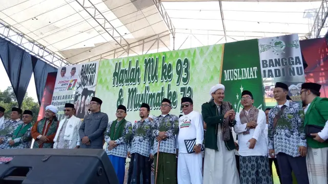 Gubernur Jawa Barat di antara deretan kiai dna ulama Garut saat deklarasi kemarin