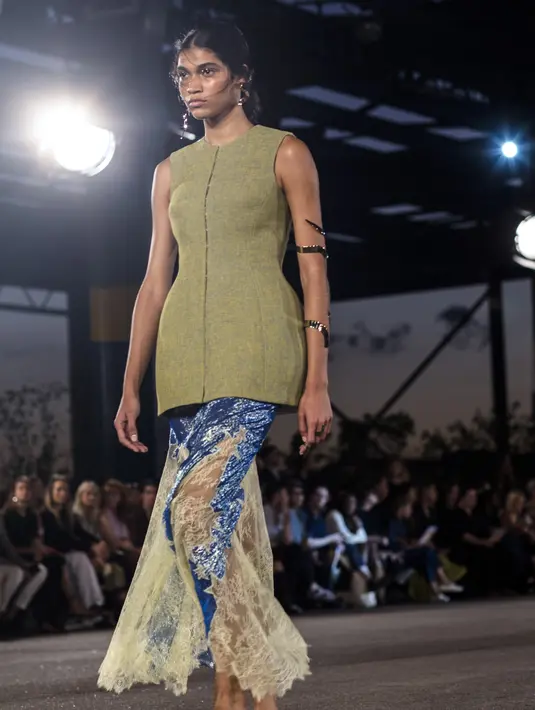 Tentu eksperimen bebas jadi rumus mutlak Tory Burch yang menghasilkan siluet autentik. Dengan inovasi fabric mewah yang dirancang mengikuti tubuh dalam siluet eksplorasi bentuk dan sculptural tailoring di atas layer transparan. [Foto: Dok. Tory Burch]