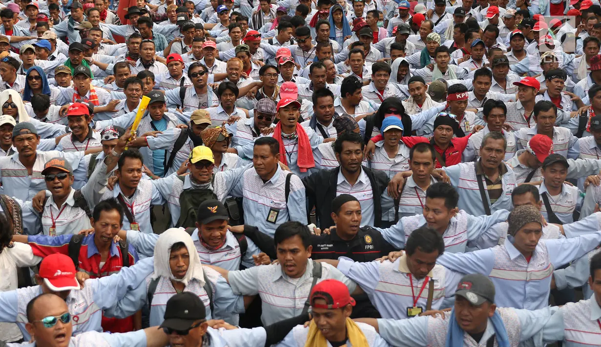 Massa awak mobil tangki (AMT) unjuk rasa di depan gedung Kementerian Ketenagakerjaan, Jakarta, Kamis (6/7). Massa menuntut agar seluruh sopir tangki BBM Pertamina Patra Niaga dan Elnusa Petrofin diangkat karyawan tetap. (Liputan6.com/Immanuel Antonius)
