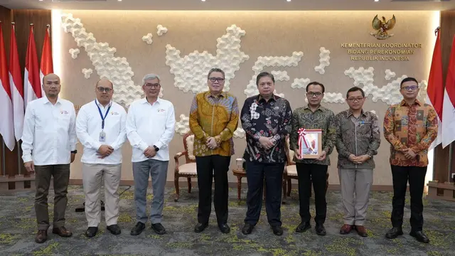 Menteri Koordinator Bidang Perekonomian Airlangga Hartarto dalam penyerahan hasil pemeriksaan atas Laporan Keuangan Kemenko Perekonomian oleh Tim Pemeriksa BPK di Kantor Kemenko Perekonomian, Jakarta, Kamis (18/7/2024). (Dok Kemenko Perekonomian)
