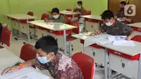 Murid perwakilan sekolah mengerjakan soal saat kegiatan Kompetisi Sains Nasional (KSN) seleksi Tingkat SD/ MI se-Kota Depok mata pelajaran IPA di SDN Kemirimuka 3, Depok, jawa Barat, Senin (22/3/2021). Pelaksanaan KSN tahun ini dilaksanakan secara tatap muka. (merdeka.com/Arie Basuki)