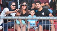 Esteban Vizcarra memboyong anak dan istri, menonton dari tribune Aremania pada laga Persija Jakarta versus Arema Cronus, Jumat (25/3/2016) di Stadion I Wayan Dipta, Gianyar. (Bola.com/Iwan Setiawan).