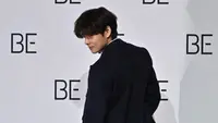 V saat berpose dalam konferensi pers album terbaru BTS, ‘BE (Deluxe Edition)' di Seoul (8/11/2020). (AFP/Jung Yeon-je)