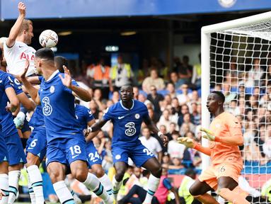 Harry Kane menjadi mimpi buruk Chelsea saat Tottenham Hotspur bersua The Blues pada laga Liga Inggris 2022/2023 di Stamford Bridge, Minggu (14/8/2022). Anak asuh Thomas Thucel sempat memimpin 2-1 sampai menit ke-96, sebelum Harry Kane membuyarkan kemenangan Chelsea yang sudah di depan mata. (AFP/ Glyn Kirk)
