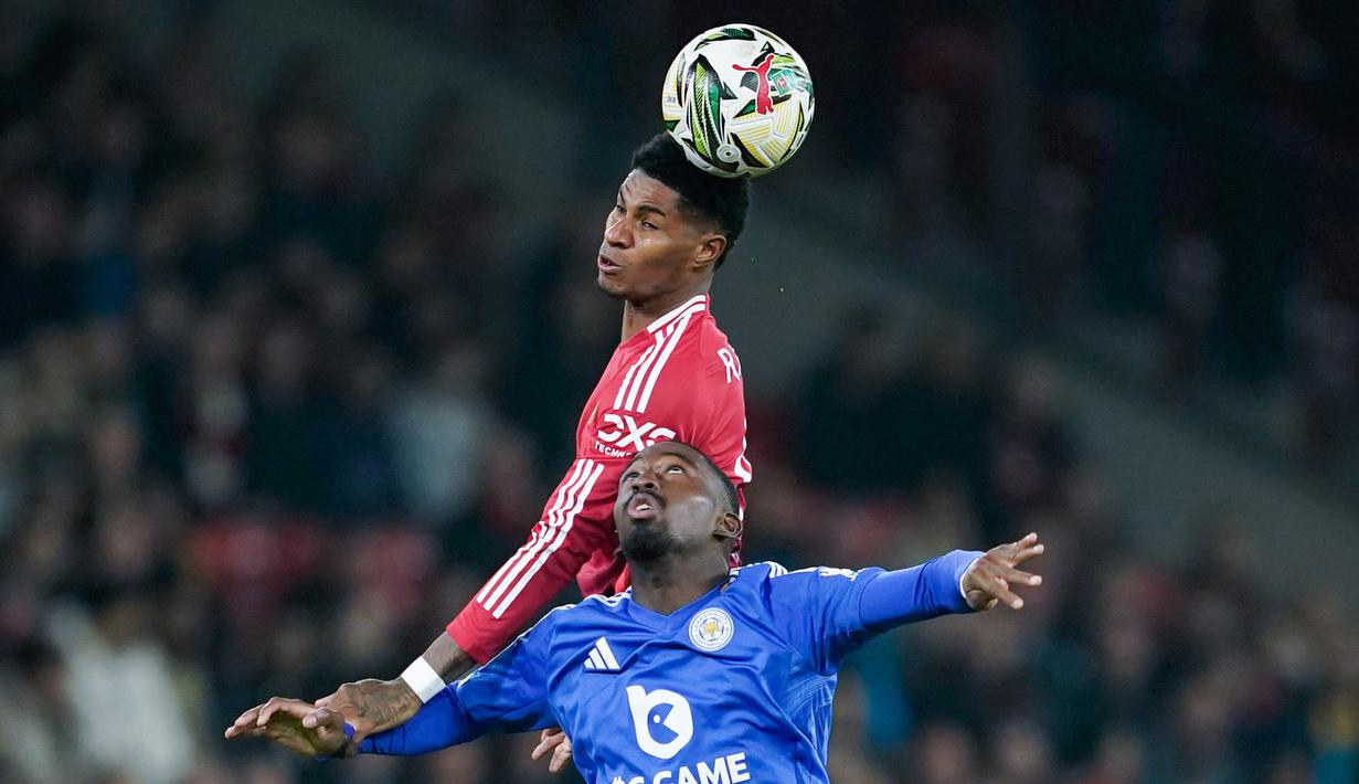 Pemain Manchester United, Marcus Rashford, duel udara dengan pemain Leicester City, Boubakary Soumare, pada pertandingan babak 16 besar Carabao Cup di Stadion Old Trafford, Kamis (31/10/2024). (AP Photo/Dave Thompson)
