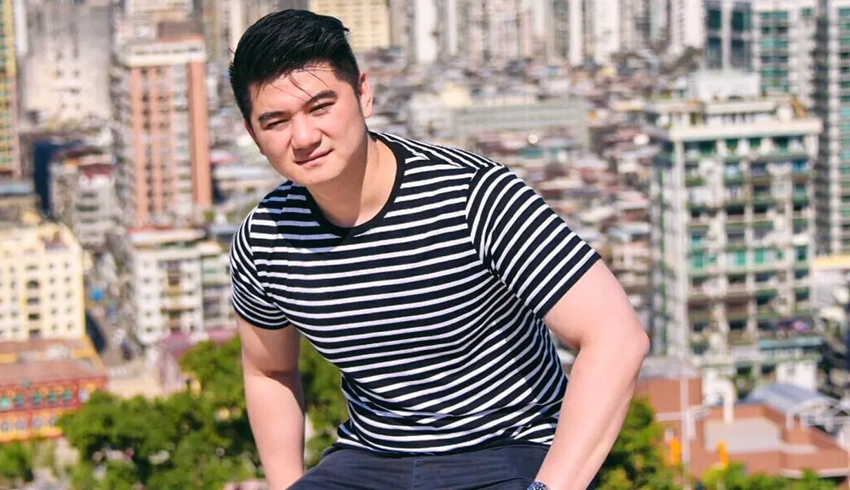 Pada beberapa kesempatan, Chef Arnold pun lebih sering menggunakan kaus dan dipadukan dengan celana jeans. Ia pun menambahkan jam tangan sebagai aksesoris. (Liputan6.com/IG/@arnoldpo)