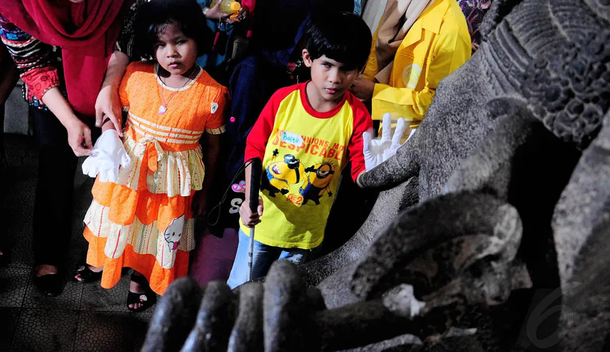 Puluhan anak tunanetra usia SD dari Yayasan Mitra Metra mengadakan kunjungan ke Museum Nasional. (19/6/14) (Liputan6.com/Faizal Fanani)