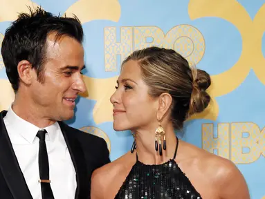 Jennifer Aniston dan Justin Theroux saat menghadiri Golden Globe Award ke-72 di California pada 11 Januari 2015. Pasangan yang bertunangan sejak 2012 lalu itu dikabarkan telah resmi menikah pada Rabu (5/8) secara diam-diam. (REUTERS/Danny Moloshok/Files)