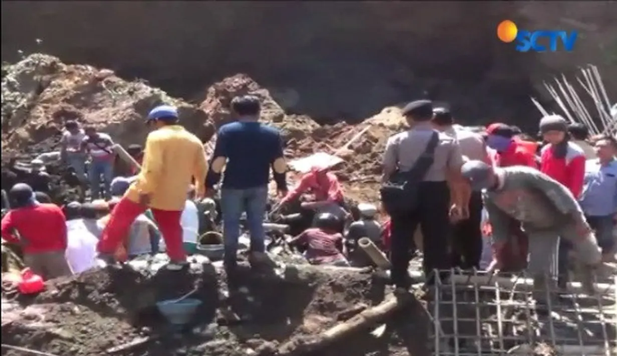 Kurang lebih sekitar dua jam, petugas berhasil mengevakuasi tiga pekerja bangunan yang tertimbun di Bondowoso, Jawa Timur.