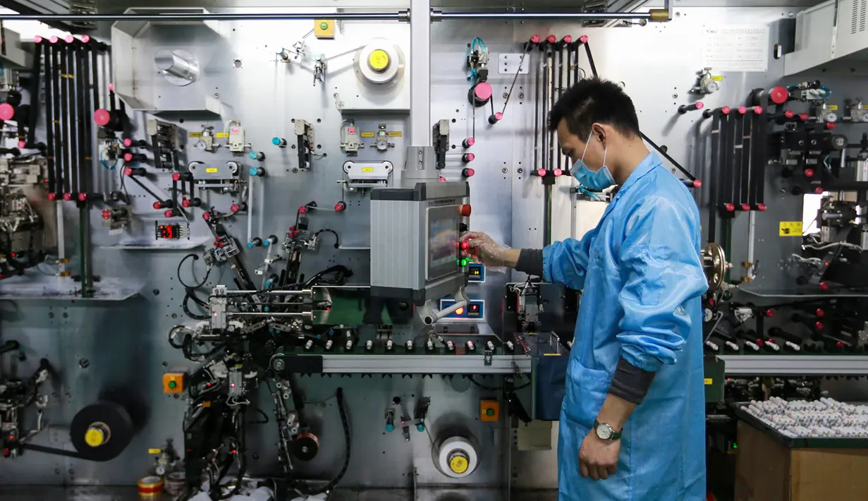 Karyawan saat bekerja di pabrik baterai di Huaibei, China (6/3). Industri metalurgi, permesinan, elektronik, dan makanan telah menghasilkan lebih dari 100 jenis produk yang telah mencapai atau mendekati level nasional atau internasional. (AFP Photo/STR)