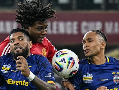 Pemain Manchester United, Patrick Dorgu (tengah) berebut bola dengan pemain ASEAN All-Stars, Kealey Adamson (kanan) dan Kan Mo (kiri) dalam laga persahabatan yang berlangsung di Stadion Bukit Jalil, Malaysia, pada hari Rabu (28/5/2025) malam waktu setempat. (AFP/Mohd Rasfan)