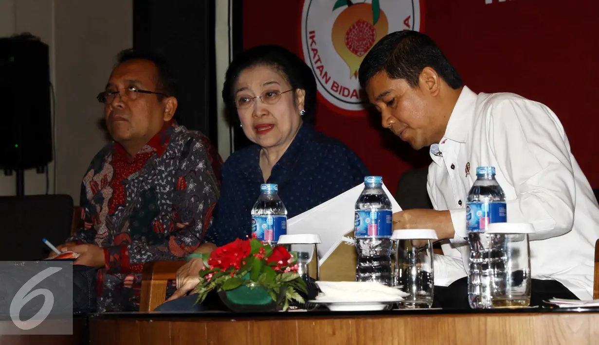 Pelindung IBI, Megawati Soekarnoputri berbicara dalam forum diskusi bersama Ikatan Bidan Indonesia, Jakarta (2/5). Megawati mengatakan Pemerintah harus memprioritaskan anggaran untuk pengangkatan para Bidan PTT jadi PNS. (Liputan6.com/Helmi Afandi)