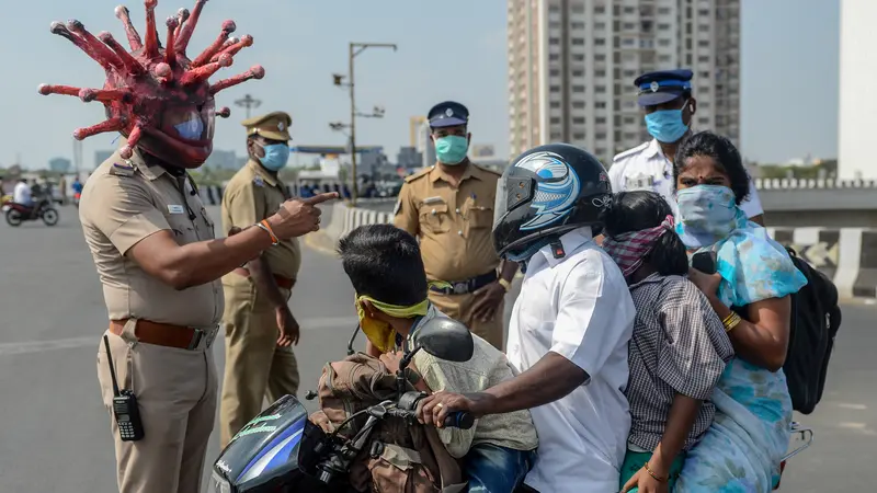 Polisi di India Gunakan Helm Virus Corona