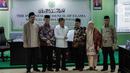 Ketua Dewan Masjid Indonesia Jusuf Kalla (ketiga kiri) bersama Wakil Ketua Umum MUI Muhyiddin Junaidi (ketiga kanan) menunjukan surat fatwa Nomor 14 Tahun 2020 Tentang Penyelenggaraan Ibadah dalam Situasi Terjadi Wabah Covid-19, di Kantor MUI Jakarta, Selasa (17/3/2020). (Liputan6.com/Faizal Fanani)