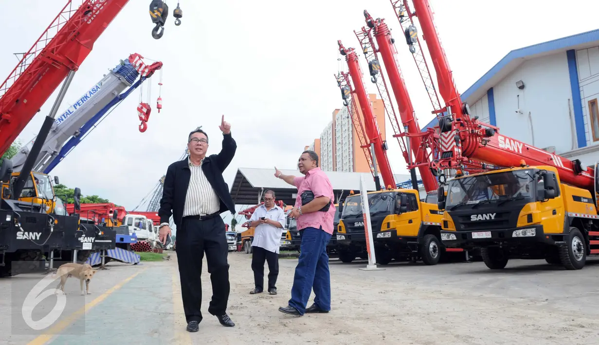 Ceo PT Jimac perkasa Benny Kurniajaya (kanan) dan Direktur PT Jimac Perkasa Ferry Noor menunjukan lahan di Kemayoran, Jakarta, (22/3). Pihaknya membayar sewa lahan seluas 33592 m2 tersebut selama 16 tahun sebesar 3 milyar. (Liputan6.com/Helmi Afandi)
