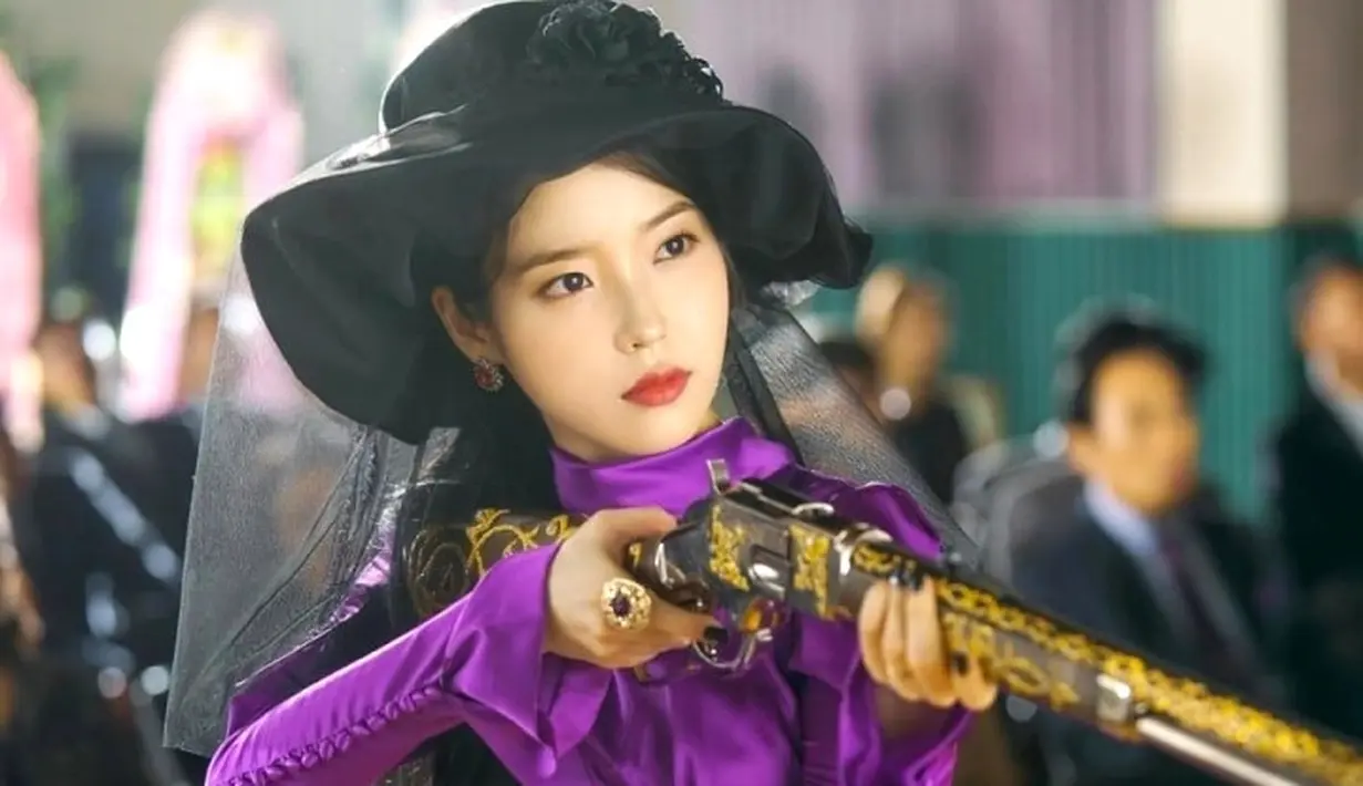 IU menghidupkan karakter Jang Man Wol di “Hotel Del Luna” dengan aktingnya yang menyayat hati dan perpaduan gaya vintage-modern yang sempurna. (twitter/jellyfishreview).