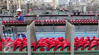 Pekerja saat memproduksi oli pelumas di Jakarta, Selasa (8/12). Pertamina melalui anak usahanya PT Pertamina Lubricants mengoperasikan Production Unit Jakarta (PUJ) pabrik pelumas terintegrasi terbesar di Asia Tenggara. (Liputan6.com/Angga Yuniar)