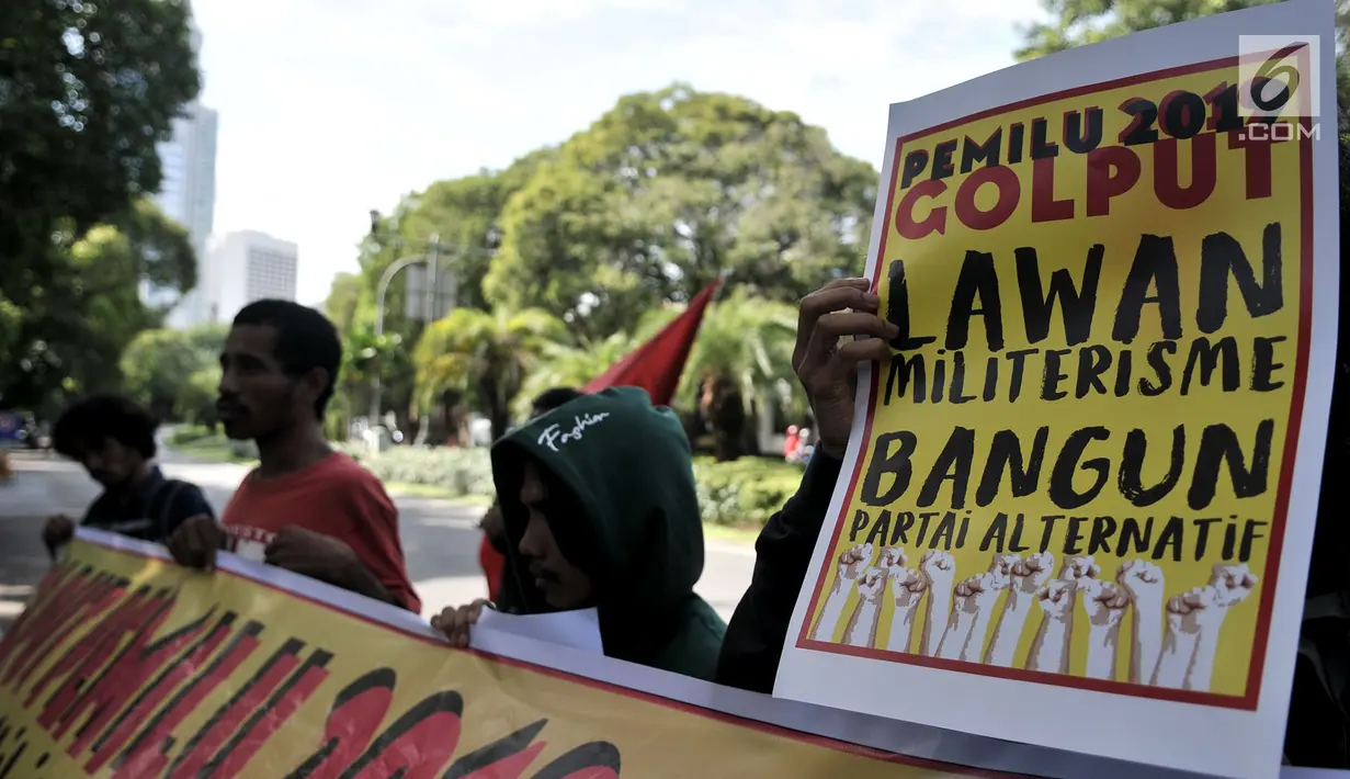 Massa yang tergabung dalam Pusat Perjuangan Mahasiswa untuk Pembebasan Nasional (PEMBEBASAN) menggelar aksi di depan Kantor KPU Pusat, Jakarta, Minggu (17/2). Dalam aksinya massa menyatakan sikap Golput dalam Pemilu 2019. (merdeka.com/Iqbal S Nugroho)