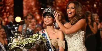 Perempuan 20 tahun tersebut mengalahkan 30 kontestan lainnya. Miss Prancis sebelumnya, Indira Ampiot memberikan mahkota kepada Gilles yang mengenakan ball gown keemasannya. [@simacouture_paris]