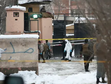 Petugas keamanan melakukan penjagaan setelah ledakan bom di kompleks Mahkamah Agung (MA) di ibu kota Afghanistan, Kabul, Selasa (7/1). Setidaknya 20 orang tewas dan 41 lainnya yang terluka dibawa rumah sakit-rumah sakit di Kabul. (AP Photo/Rahmat Gul)
