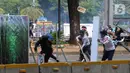 Pengunjuk rasa yang menolak UU Cipta Kerja terlibat bentrok dengan polisi di kawasan Patung Kuda, Jakarta, Kamis (8/10/2020). (merdeka.com/Arie Basuki)