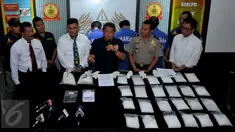 Dirtipid Narkoba Bareskrim Polri mengungkap sindikat narkotika jenis sabu Internasional WN Taiwan dan Nigeria di Jakarta, Senin (18/4). Petugas menyita barang  bukti 14,10kg sabu, 5 buah tabung besi dan 2 buah case kayu. (Liputan6.com/Gempur M Surya)