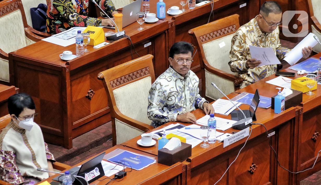 Menkominfo Johnny G. Plate (tengah) saat mengikuti rapat kerja dengan Komisi I DPR terkait evaluasi pelaksanaan Analog Switch Off (ASO) di Kompleks Parlemen Senayan, Jakarta, Rabu (23/11/2022). Dalam rapat tersebut Johnny G. Plate menyampaikan bahwa sebanyak 77 lembaga penyiaran telah bersiaran seluruhnya secara digital dan 503 lembaga penyiaran bersiaran secara analog dan digital. (Liputan6.com/Angga Yuniar)